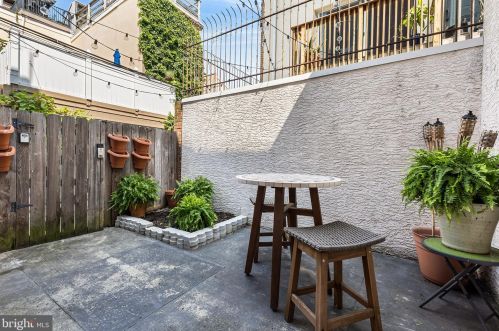 833 Bainbridge St, Philadelphia PA  19147-2009 exterior