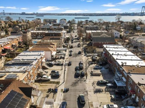 256 Robinson Ave, Bronx NY 10465-3139 exterior