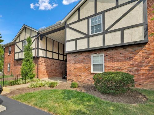 1066 Cedargate Dr, Saint Louis, MO 63122-2427