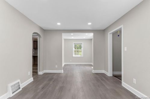 6754 Dolphin St, Dearborn Heights MI  48127-2539 exterior