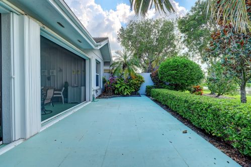 1553 Amherst Dr, Fort Pierce FL 34986-2413 exterior