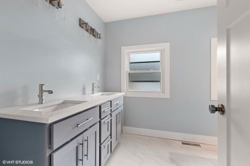 5446 Ludlam Ave, Chicago IL  60630-1414 exterior