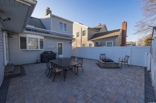 51 Fordham St, Valley Stream NY 11581-3223 exterior