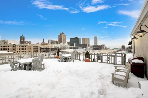 418 3rd St, Milwaukee WI  53203-3012 exterior