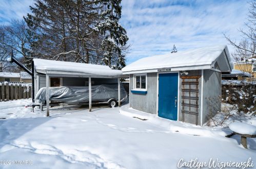 941 Northlawn St, Grand Rapids MI 49505-3717 exterior