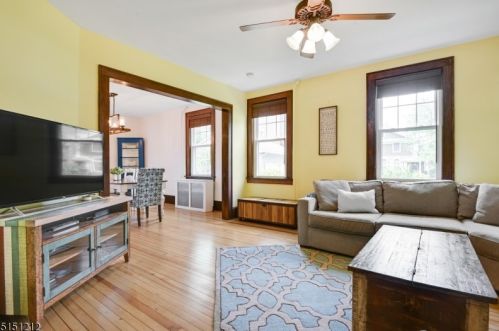 32 Debbie Pl, Berkeley Heights NJ 07922-1705 exterior