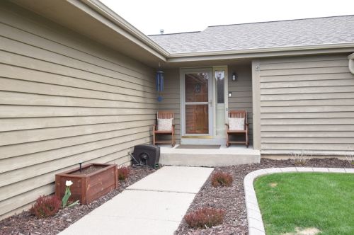 4530 117th St, Milwaukee, WI 53228-2451