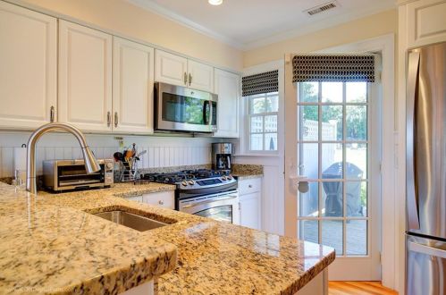 414 Corey Ln, Middletown RI 02842-5659 exterior