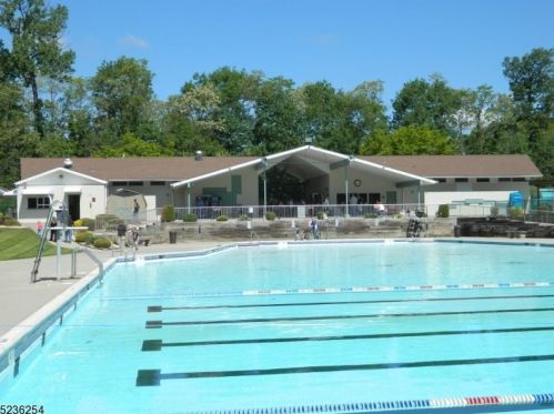 60 James Ave, Clark NJ 07066-1231 exterior