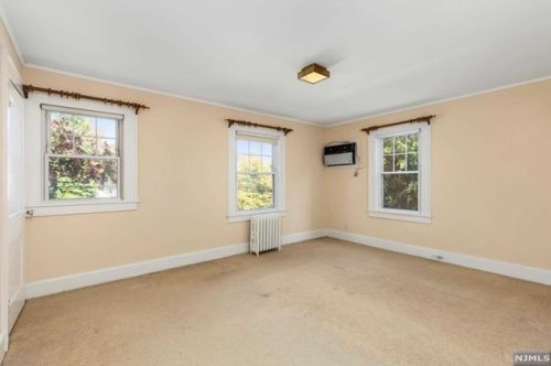 302 Englewood Ave, Teaneck NJ 07666-6039 exterior