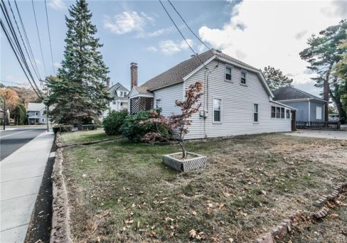 18 Woodland St, Manchester, CT 06042-3010