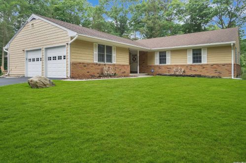 70 Kendrick Ln, Huntington Station, NY 11746-7829