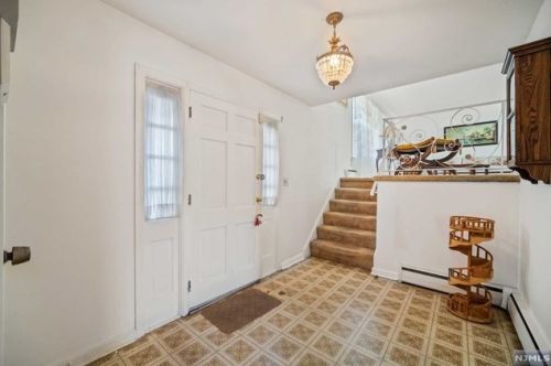 136 Pine St, Closter, NJ 07624-1730