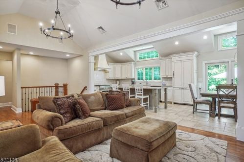 61 Webster Dr, Berkeley Heights NJ 07922-2028 exterior