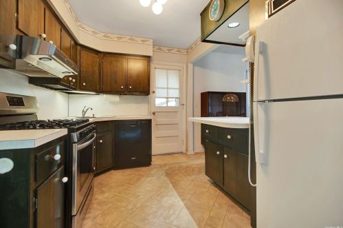 14 Henderson Ave, Valley Stream NY 11580-3025 exterior