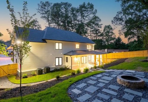 3918 Flowerland Dr, Atlanta GA  30319-1806 exterior