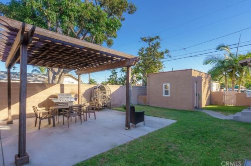 9827 Beach St, Bellflower CA  90706-5917 exterior