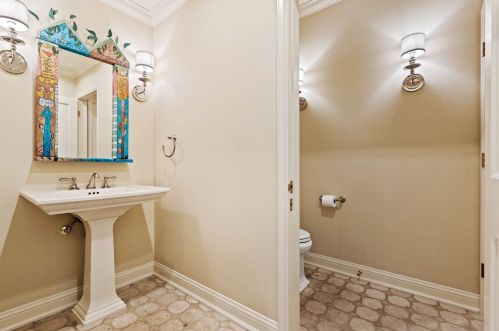 9303 Vly Hl Rd, Milwaukee WI 53217-1039 exterior