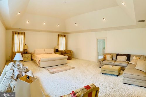 1289 Ballantrae Farm Dr, Mc Lean VA 22101-3027 exterior