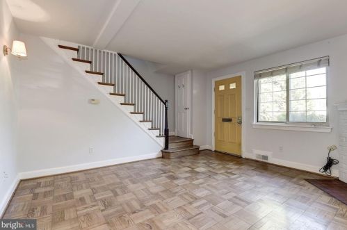 816 Devon Pl, Alexandria VA  22314-1214 exterior