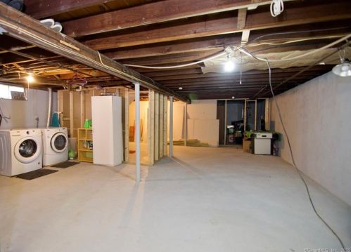 48 Spier Ave, Enfield CT 06082-4346 exterior