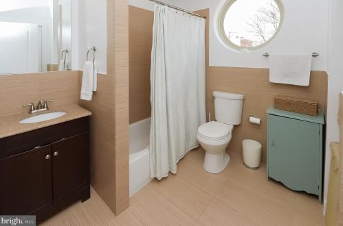 2307 Carpenter St, Philadelphia PA 19146-2516 exterior