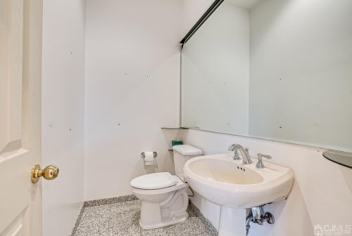 4 Fairhill Rd, Edison NJ 08817-2962 exterior