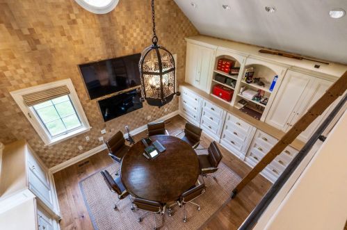 9303 Vly Hl Rd, Milwaukee WI 53217-1039 exterior