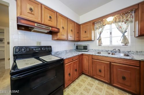 1232 Swan Rd, Tucson AZ 85718-6710 exterior