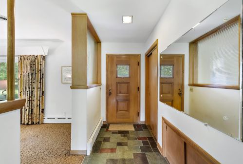 9276 Sleepy Hollow Ln, Milwaukee, WI 53217-1240