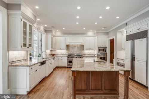 8503 Country Club Dr, Bethesda MD 20817-4579 exterior