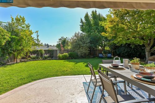 933 Santa Lucia Dr, Concord CA 94523-2366 exterior