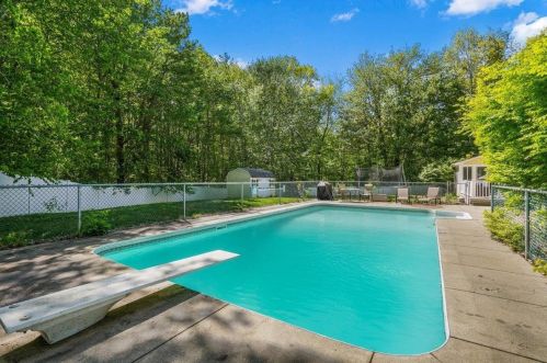 15 Longview Dr, Concord NH  03304-4809 exterior