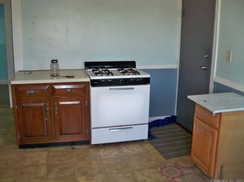 104 Meadow St, Wallingford CT 06492-3614 exterior