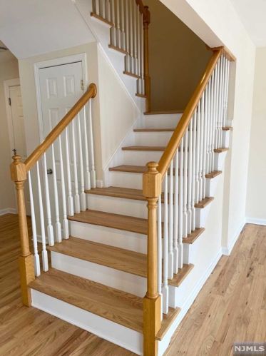 30 Legend Hills Dr, Edgewater NJ  07020-2124 exterior