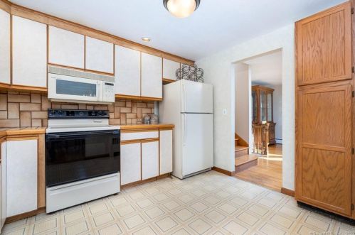 15 Lexton Dr, Farmington CT 06032-2412 exterior