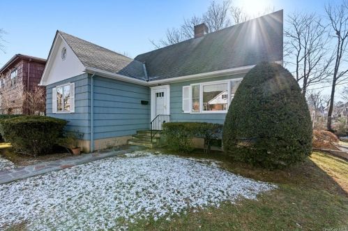 2 Harding Pkwy, Mount Vernon NY  10552-1914 exterior