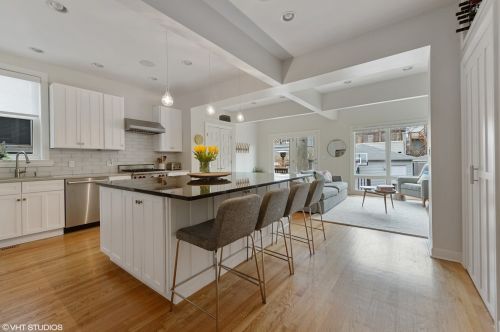 1908 Roscoe St, Chicago IL 60618-6245 exterior