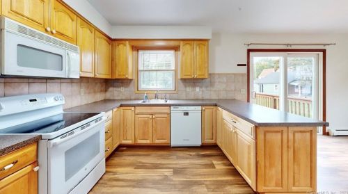 27 Casco St, Milford, CT 06460-5626