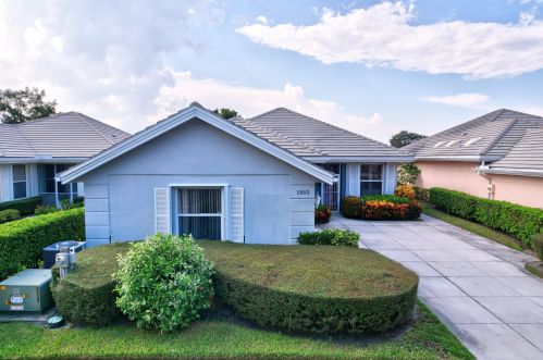 1553 Amherst Dr, Fort Pierce FL 34986-2413 exterior