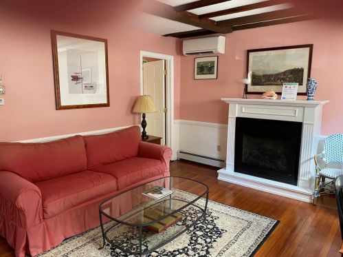 205 Spg St, Middletown RI 02840-6804 exterior