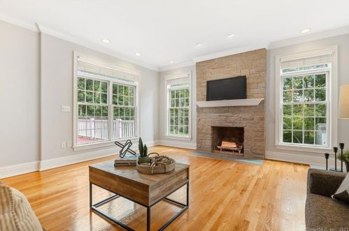 2 Farmington Rdg Dr, Farmington CT 06032-2456 exterior