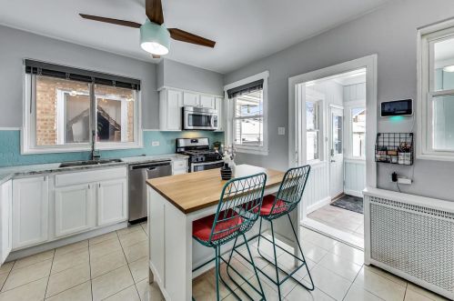 5327 Oakdale Ave, Chicago IL 60657-8139 exterior