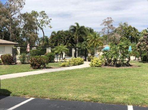 1089 Pine Isle Ln, Naples FL 34112-6183 exterior