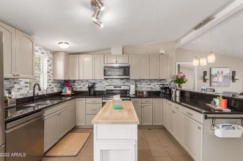 2208 Estrella Rd, Phoenix AZ 85087-8179 exterior