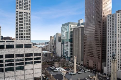 111 Chestnut St, Chicago IL 60610-2016 exterior