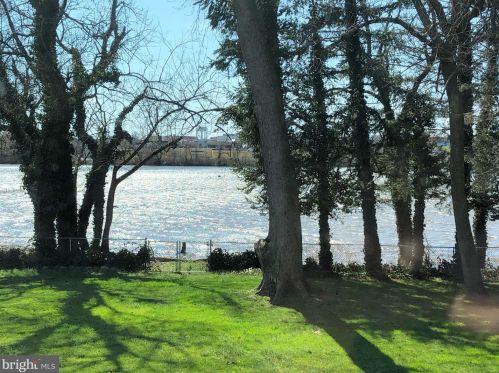 1403 Glenview Dr, Riverton, NJ 08077-2137