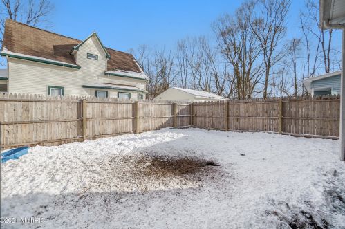 2205 Luella St, Kalamazoo MI 49001-3705 exterior