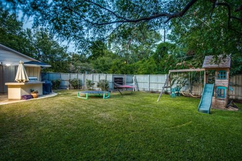 1049 Frst Grv Dr, Dallas TX 75218-2333 exterior