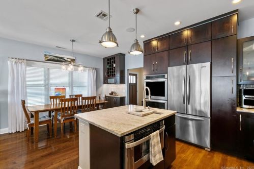 27 Pt Bch Dr, Milford CT 06460-7642 exterior